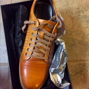 I’m selling sneakers